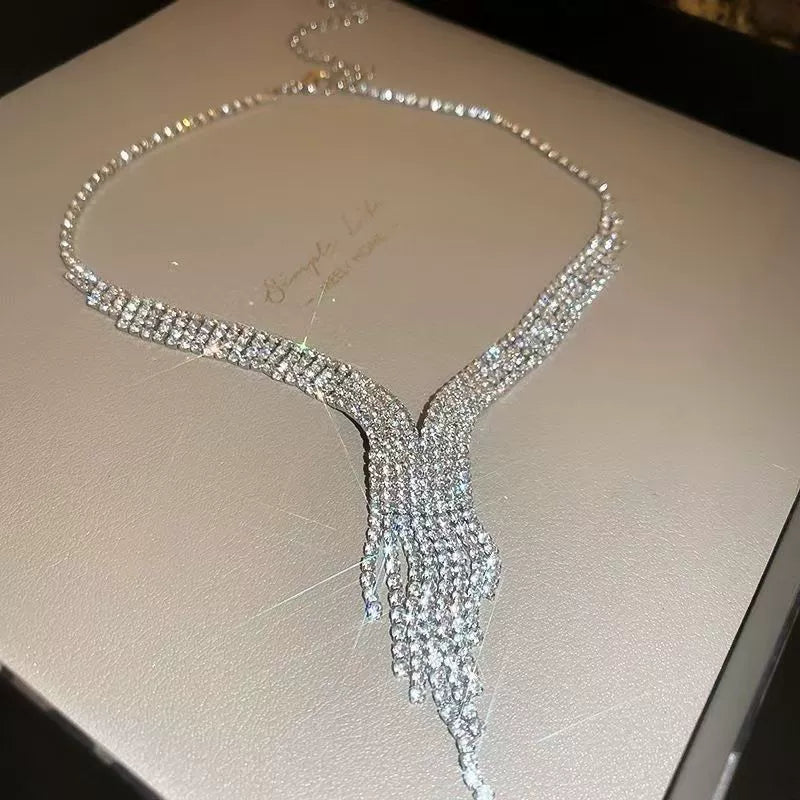 Diamond Pendant Necklace – Elegant Luxury Collarbone Chain for Women